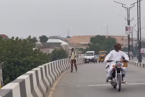 Cung đường đến trường dài 8km với nhiều nguy hiểm.