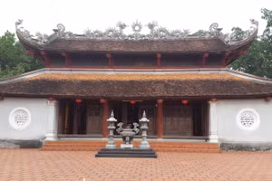 Đền thờ Trạng nguyên Nguyễn Thị Duệ bên dãy Phượng Hoàng.