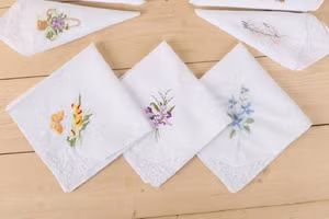 Chiếc khăn mùi xoa - người bạn thân thiết một thời. Ảnh minh họa: ITN.