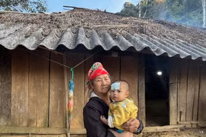 Bà Thào Thị Sông buồn bã kể về con trai nghiện, con dâu bỏ đi.