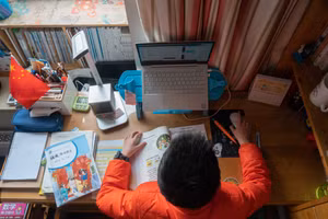 Học sinh giải bài tập về nhà với chatbot AI.