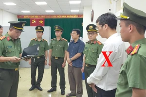 Nguyễn Thế Hùng (áo sáng thứ 2 từ bên phải qua) bị khởi tố, bắt tạm giam vào giữa năm 2024.