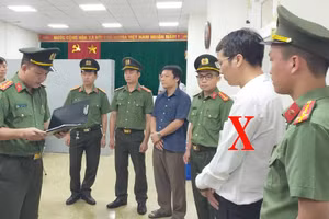 Nguyễn Thế Hùng (áo sáng thứ 2 từ bên phải qua) bị khởi tố, bắt tạm giam vào giữa năm 2024.