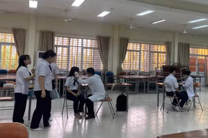 Học sinh Trường THPT Gia Định (TPHCM) được khám sức khỏe định kỳ.