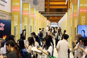 Khoảng cách giữa kiến thức trên trường và công việc thực tế khiến sinh viên khó thích nghi.