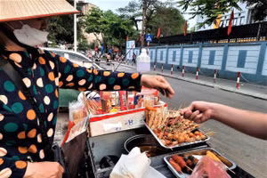 Thực phẩm bày bán tại khu vực gần trường học dù dành cho trẻ, nhưng không có nguồn gốc, xuất xứ.