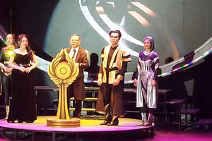 Một cảnh trong vở cải lương 'Cánh cửa khép hờ' (Nhà hát Cải lương Việt Nam). Ảnh: Bình Thanh.