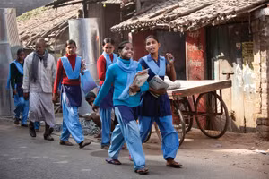 Trẻ em gái và dân cư vùng nông thôn Ấn Độ có tỷ lệ biết chữ thấp.