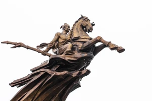 Phù Đổng Thiên Vương cưỡi ngựa sắt xung trận. Ảnh: INT.