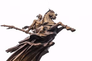 Phù Đổng Thiên Vương cưỡi ngựa sắt xung trận. Ảnh: INT.