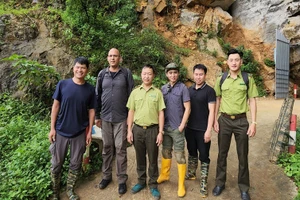 TS Vương Tân Tú và TS Alexandre Hassanin (đứng ngoài cùng bên trái) cùng đoàn nghiên cứu và các cán bộ kiểm lâm tại tỉnh Điện Biên.