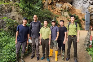 TS Vương Tân Tú và TS Alexandre Hassanin (đứng ngoài cùng bên trái) cùng đoàn nghiên cứu và các cán bộ kiểm lâm tại tỉnh Điện Biên.