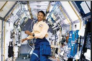 Mae Jemison trên tàu con thoi Endeavour.