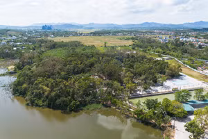 Đền Đức Hoàng thờ Sát Hải Đại Vương Hoàng Tá Thốn được xây dựng trên hồ Diệu Ốc.