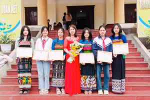 Cô giáo Hắc Thị Hoa và 6 học trò đoạt giải cấp tỉnh chụp ảnh lưu niệm tại buổi nhận thưởng. Ảnh: Thế Lượng