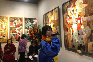 Dù là trừu tượng nhưng tác phẩm của họa sĩ Trịnh Bá Quát được đánh giá dễ xem, dễ gần, dễ cảm nhận và rung động.