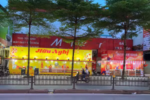 Bánh Trung thu bày bán tràn lan tại gian hàng trên vỉa hè phố Lê Đức Thọ.