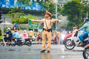 CSGT điều tiết các phương tiện trong giờ cao điểm.