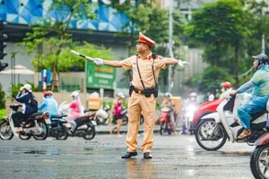 CSGT điều tiết các phương tiện trong giờ cao điểm.