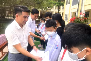Nhà báo, Trung tá Đặng Trung Kiên tặng quà cho các em học sinh nghèo vượt khó trong chương trình thiện nguyện 'Nâng bước em đến trường'. Ảnh: NVCC