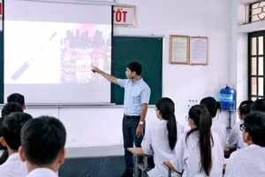 Thầy Nguyễn Văn Ngọc thực hiện chuyên đề giáo dục kỹ năng 'Thuốc lá điện tử - mối nguy hiểm đối với giới trẻ'. Ảnh: NTCC