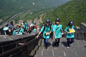 Học sinh tham quan Vạn Lý Trường Thành, Trung Quốc.