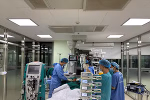 Các bác sĩ thực hiện phẫu thuật cho bệnh nhân. Ảnh: BVCC