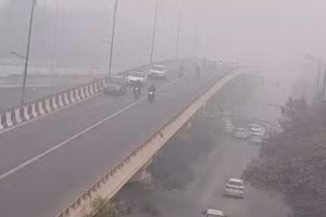 Bụi mịn dày đặc tại Delhi, Ấn Độ ngăn cản trẻ em đến trường.