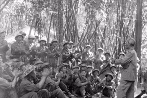 Chủ tịch Hồ Chí Minh đến thăm và nói chuyện với cán bộ, chiến sĩ tham gia Chiến dịch Biên giới năm 1950. Ảnh: TTXVN.