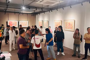 Công chúng và giới nghệ thuật tham quan triển lãm 'Gieo dó ngồi ngó'. 