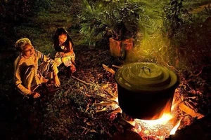 Người miền Tây nấu bánh tét đón Xuân. Ảnh: ITN.