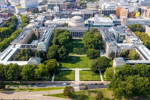 Viện Công nghệ Massachusetts đối mặt với cắt giảm tài trợ dưới thời Trump.