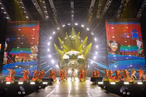 Hình ảnh đầu sư tử truyền thống Bắc Bộ xuất hiện trong Vietnamese concert Hoàng Thùy Linh.