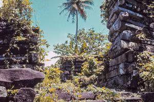 Toàn cảnh di tích thành phố đá Nan Madol.