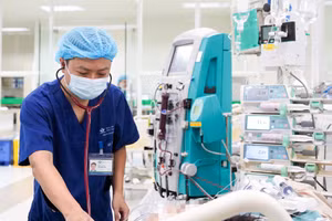 Các bác sĩ nỗ lực dùng nhiều biện pháp phối hợp để mong cứu sống được bệnh nhi. Ảnh: BVCC