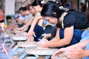 Trẻ thích thú đến Bát Tràng làm gốm