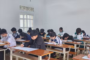 Học sinh thành phố Phúc Yên (Vĩnh Phúc) thi thử vào lớp 10.