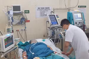 Bệnh nhân mắc sốt xuất huyết Dengue đang điều trị lọc máu tại Trung tâm Bệnh nhiệt đới, Bệnh viện Bạch Mai. Ảnh: BVCC