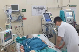 Bệnh nhân mắc sốt xuất huyết Dengue đang điều trị lọc máu tại Trung tâm Bệnh nhiệt đới, Bệnh viện Bạch Mai. Ảnh: BVCC