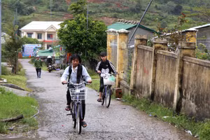 Những học sinh Trường Tiểu học và THCS xã Xốp nhà xa được tặng, cho mượn xe đạp để quãng đường đến trường thuận lợi hơn.