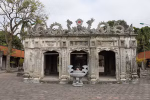 Đền Thánh Nguyễn nguyên là Viên Quang tự do chính tay Thiền sư Minh Không xây dựng năm 1121.