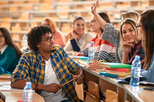 Học sinh quốc tế chiếm khoảng 30% sinh viên toàn Đại học Toronto, Canada.