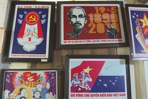 Một góc trưng bày tranh cổ động của họa sĩ Hoàng Hữu Trí trong căn nhà nhỏ, chất chứa tâm huyết cả đời sáng tác.