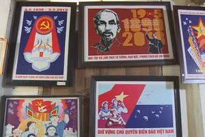 Một góc trưng bày tranh cổ động của họa sĩ Hoàng Hữu Trí trong căn nhà nhỏ, chất chứa tâm huyết cả đời sáng tác.