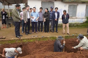 Chủ tịch UBND tỉnh Đắk Lắk xuống địa phương giám sát tiến độ hoàn thiện công trình nhà ở của người dân sau lũ.