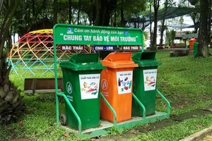 Mục tiêu giảm phát thải cần sự thay đổi từ thói quen tiêu dùng đến hành vi phân loại rác, từng bước xây dựng văn hóa sống xanh. Ảnh minh họa: INT