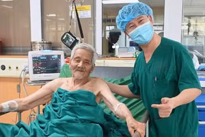 Bệnh nhân đã ngồi dậy, ăn uống bình thường và được tập phục hồi chức năng. Ảnh: BVCC