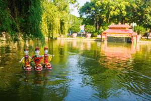 Trình diễn múa rối nước tại Lễ hội đền Trần tỉnh Nam Định. 