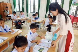 Mỗi ngày phải vượt 20km đường rừng từ trung tâm xã vào vùng biên giới để dạy học nhưng cô Nhung luôn nỗ lực hoàn thành nhiệm vụ của mình. Ảnh: T.T