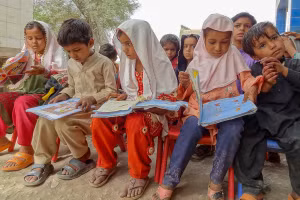 Trẻ em Pakistan phải nghỉ hè sớm do nắng nóng kéo dài.